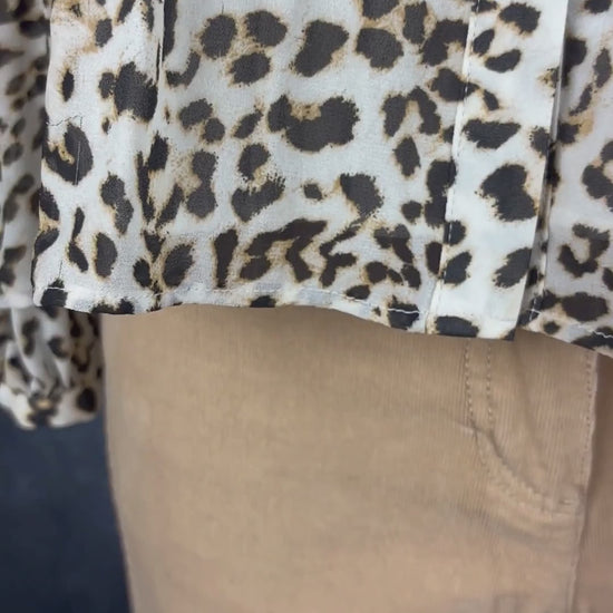 Blouse plissée à motif léopard Banana Republic, taille small. Vue de la vidéo qui présente tous les détails de la blouse.
