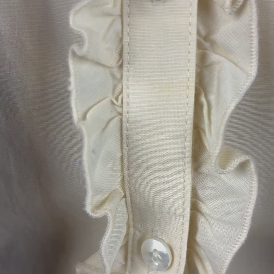 Chemisier en coton couleur crème au beurre avec frisons de chaque côté de la boutonnière, L.L.Bean, taille small. Vue de la vidéo qui présente tous les détails du chemisier.