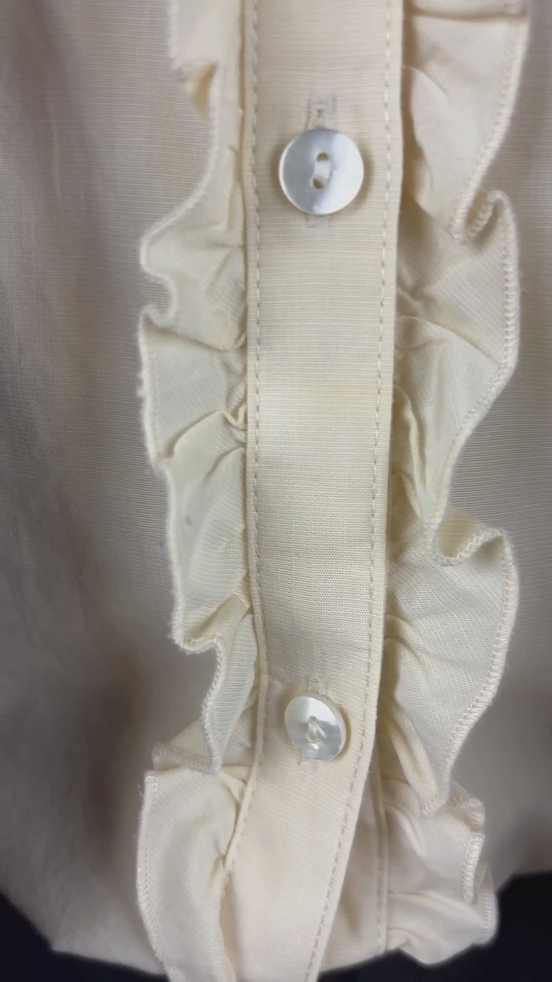 Chemisier en coton couleur crème au beurre avec frisons de chaque côté de la boutonnière, L.L.Bean, taille small. Vue de la vidéo qui présente tous les détails du chemisier.