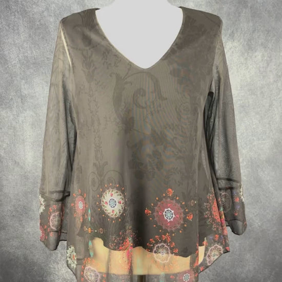 Blouse noire en fin voilage à jolis motifs Desigual, taille large (m/l). Vue de la vidéo qui présente tous les détails de la blouse.