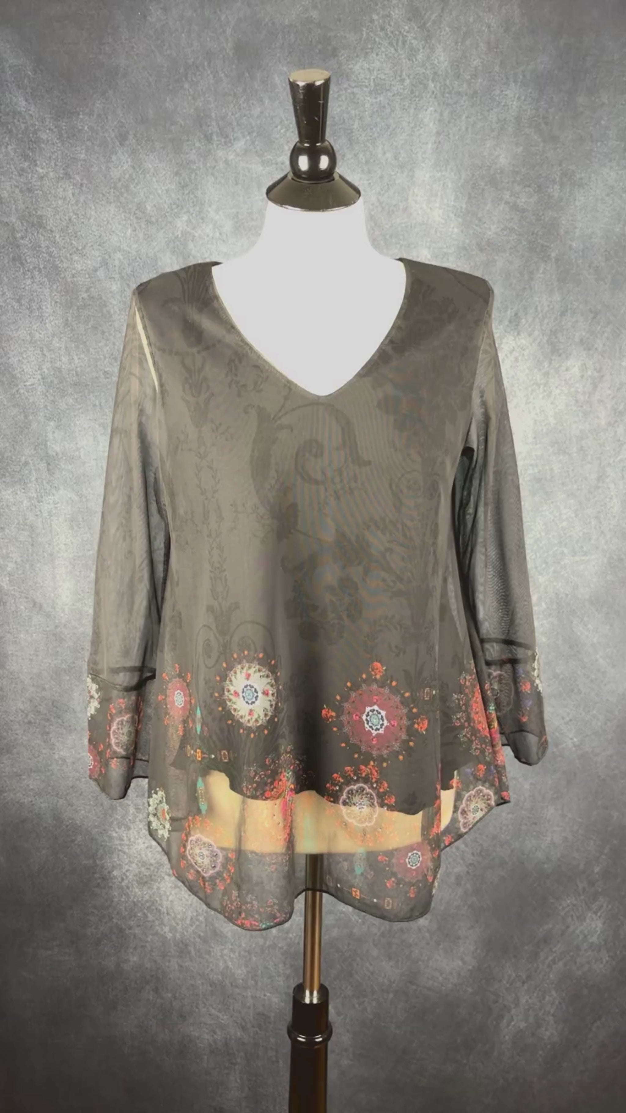 Blouse noire en fin voilage à jolis motifs Desigual, taille large (m/l). Vue de la vidéo qui présente tous les détails de la blouse.