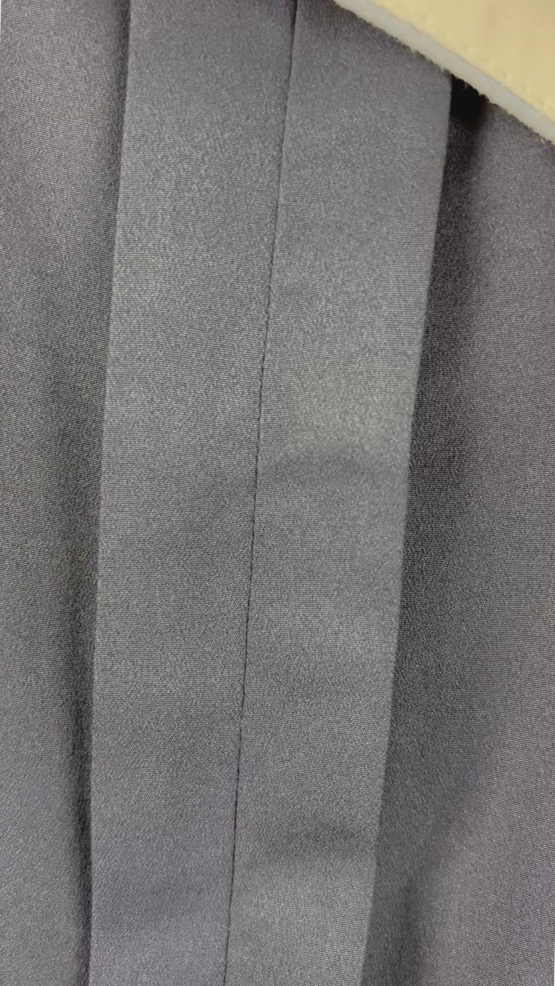 Blouse marine fluide Banana Republic, taille small. Vue de la vidéo qui présente tous les détails de la blouse.