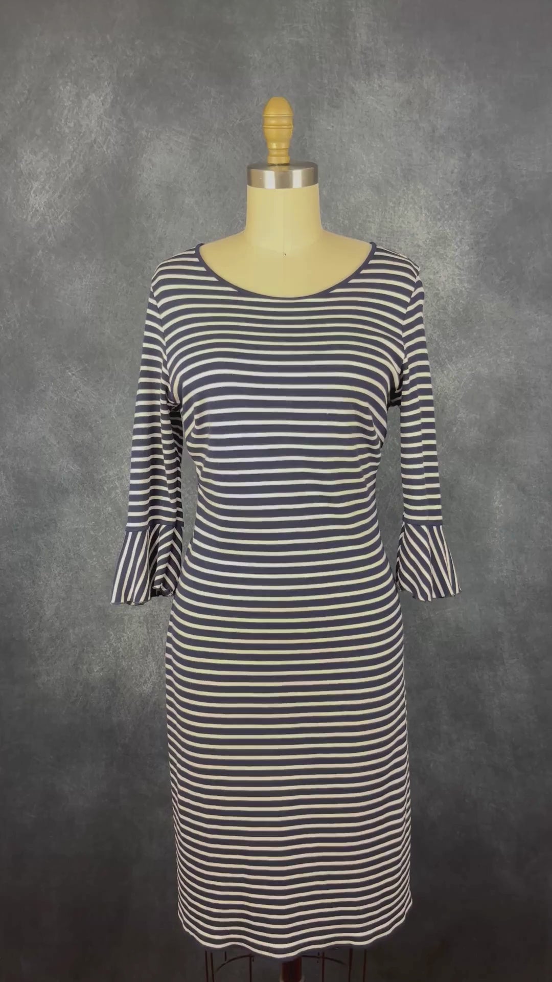 Robe marinière marine et blanc à manches évasées Olsen, taille small. Vue de la vidéo qui présente tous les détails de la robe.