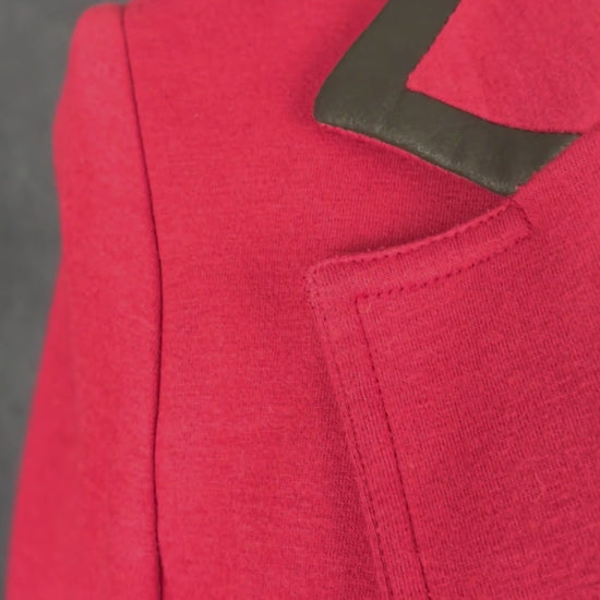 Blazer confortable rouge liséré en cuir noir Iris Setlakwe, taille 4. Vue de la vidéo qui présente tous les détails du blazer.