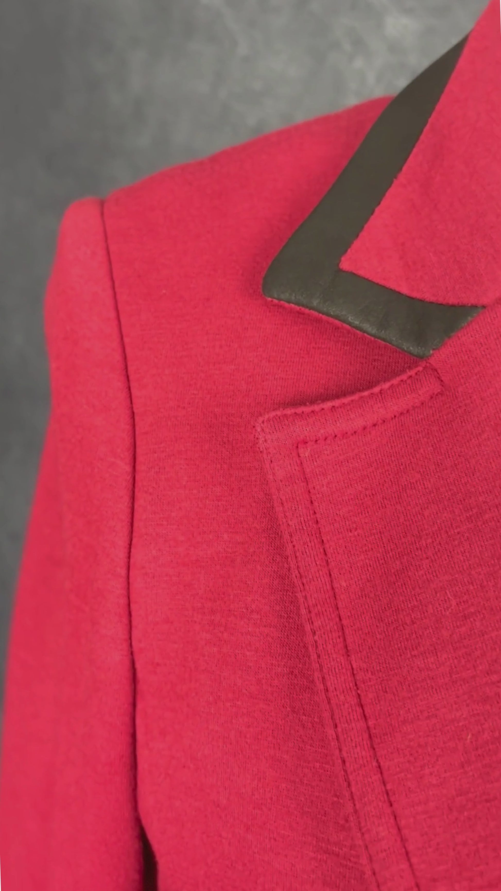 Blazer confortable rouge liséré en cuir noir Iris Setlakwe, taille 4. Vue de la vidéo qui présente tous les détails du blazer.