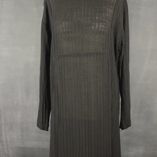 Robe longue noire texturée en mélange de lin Kaliyana, taille m/l. Vue de la vidéo qui présente tous les détails de la robe.
