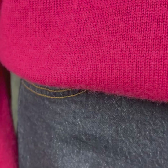 Jeans foncé modèle Uma galbé de Denim Forum, taille 29. Vue de la vidéo qui présente tous les détails du jeans.