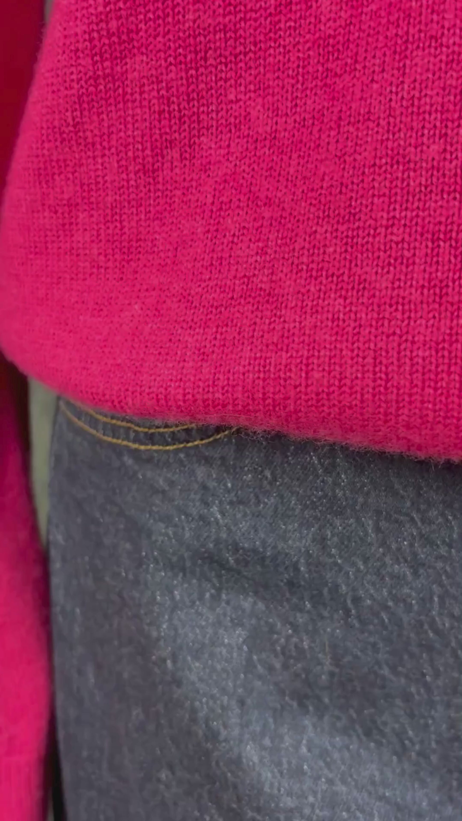 Jeans foncé modèle Uma galbé de Denim Forum, taille 29. Vue de la vidéo qui présente tous les détails du jeans.