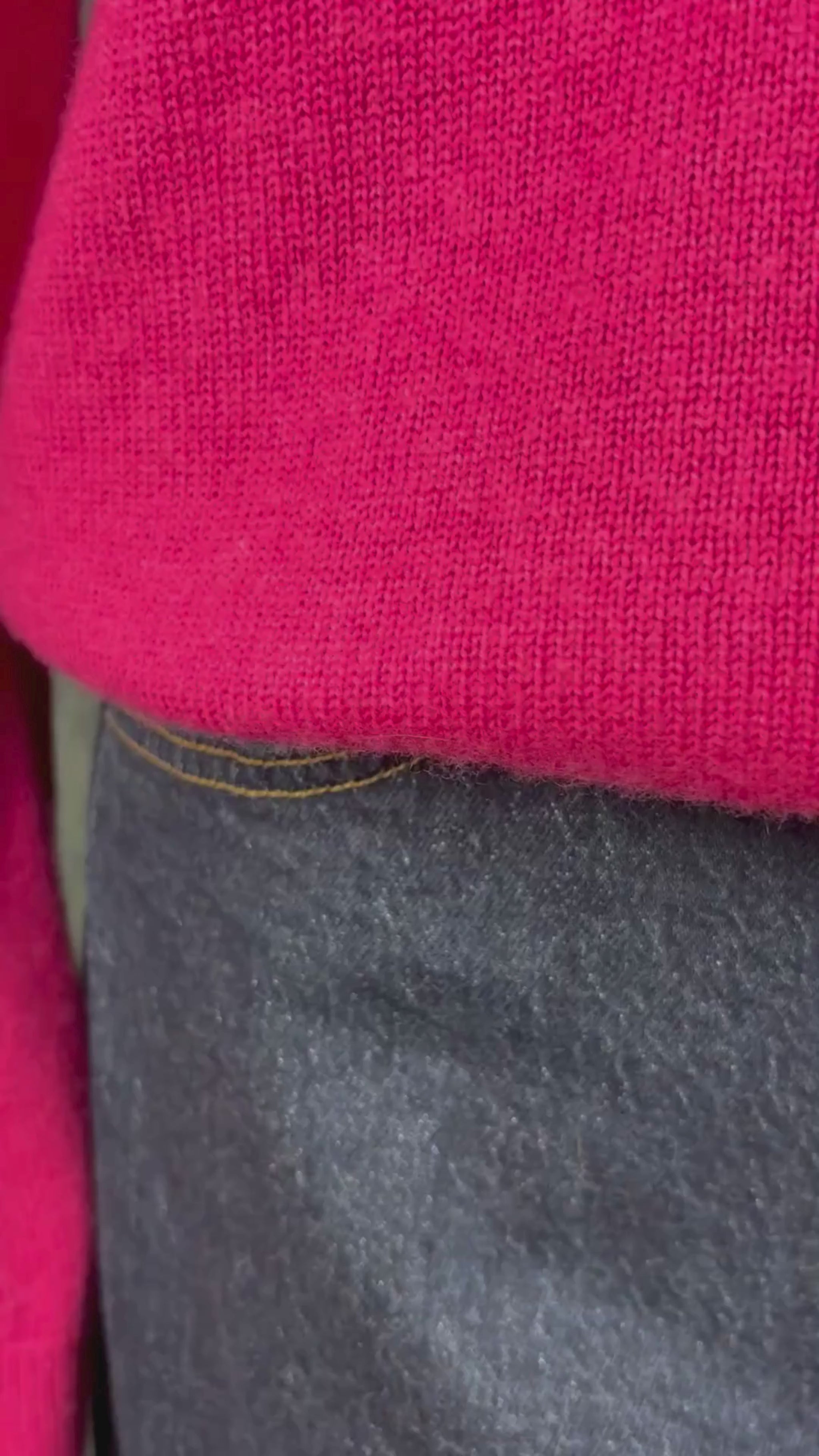 Jeans foncé modèle Uma galbé de Denim Forum, taille 29. Vue de la vidéo qui présente tous les détails du jeans.