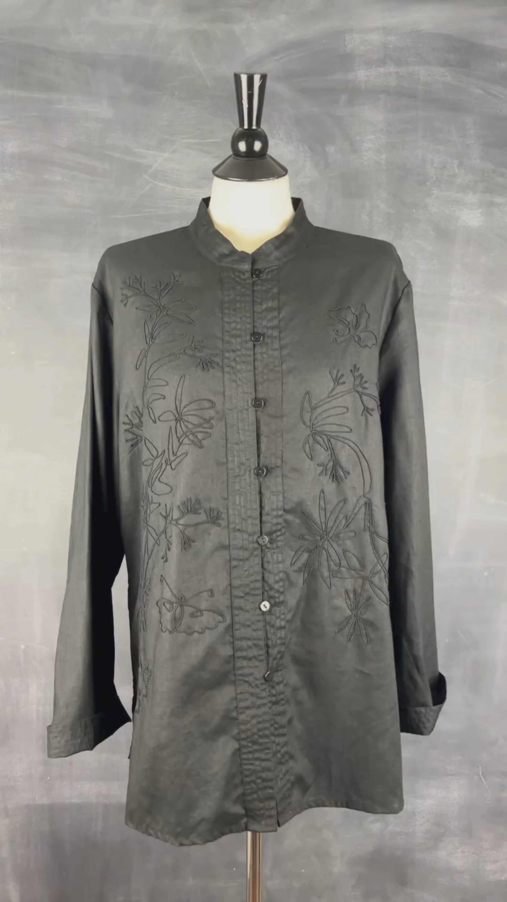 Blouse noire avec broderies en lin Contemporaine, taille xl. Vue de la vidéo qui présente tous les détails de la blouse.