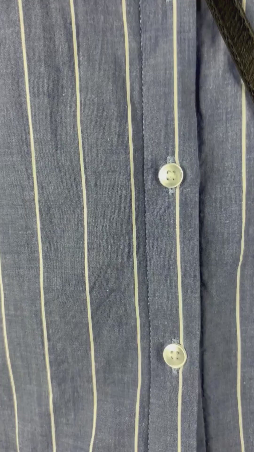 Chemisier long en chambray bleu à rayures blanches InWear, taille 6. Vue de la vidéo qui présente tous les détails du chemisier.