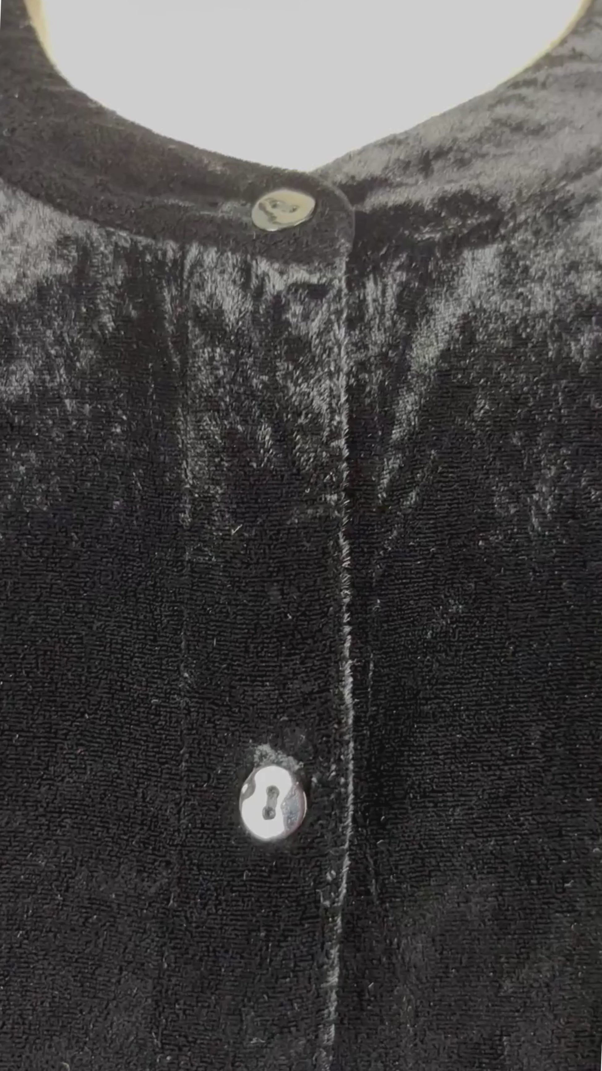 Robe chemisier noire en velours en mélange de rayonne et soie Eileen Fisher, taille medium. Vue de la vidéo qui présente tous les détails de la robe.