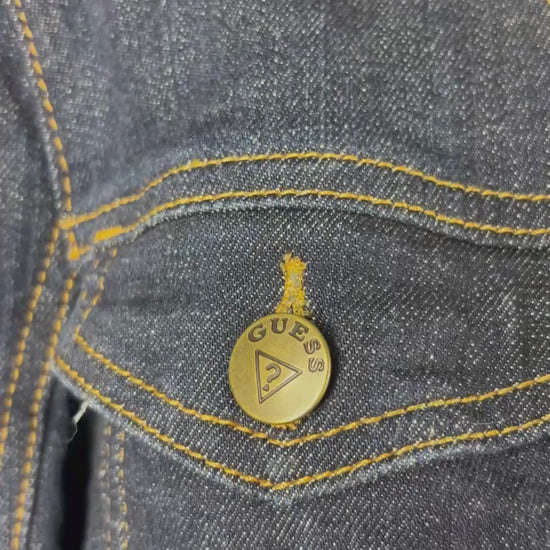Veste jeans foncé Guess, taille small. Vue de la vidéo qui présente tous les détails de la veste.