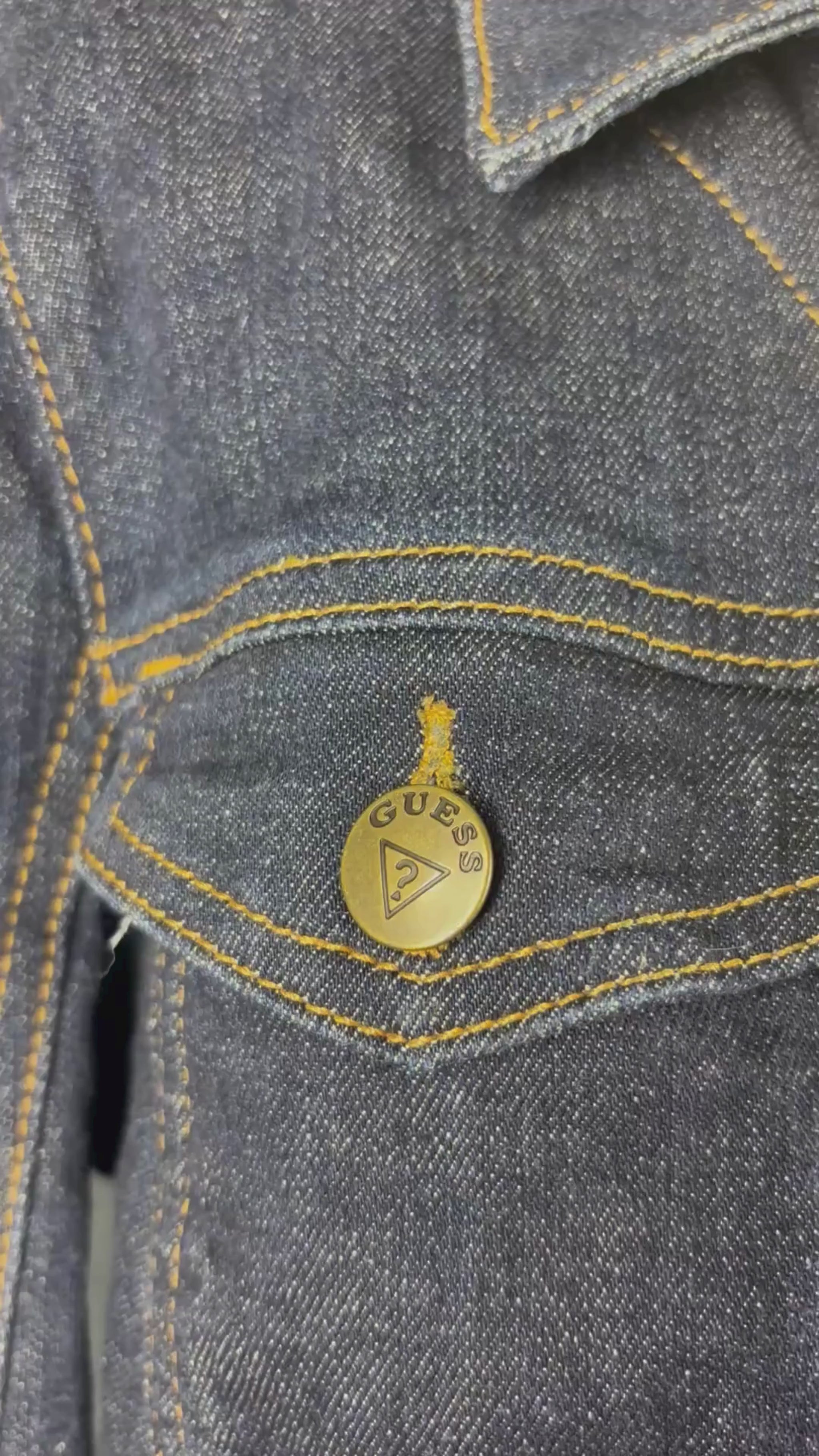 Veste jeans foncé Guess, taille small. Vue de la vidéo qui présente tous les détails de la veste.