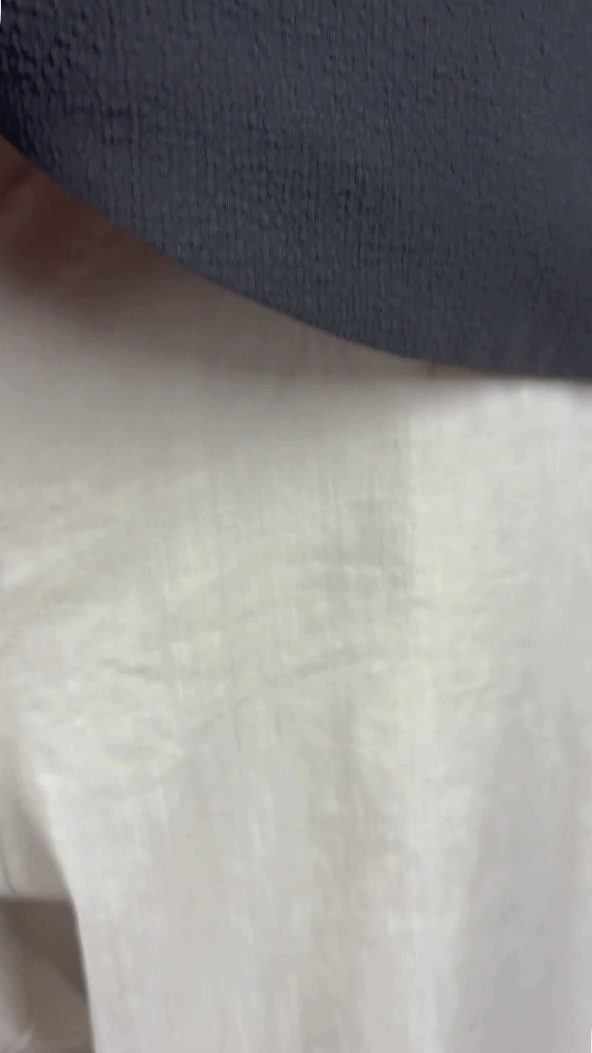 Pantalon beige à jambe étroite en mélange de lin Sarah Pacini, taille 1 (s). Vue de la vidéo qui présente tous les détails du pantalon.