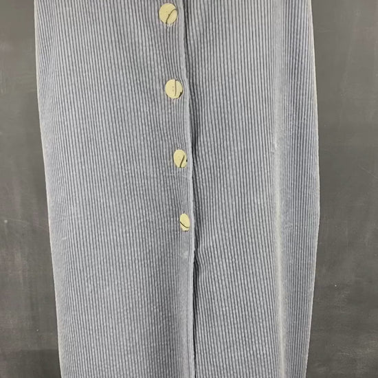 Jupe midi boutonnée gris-bleu en velours côtelé Essentiels &Co, taille small (xs). Vue de la vidéo qui présente les détails de la jupe.