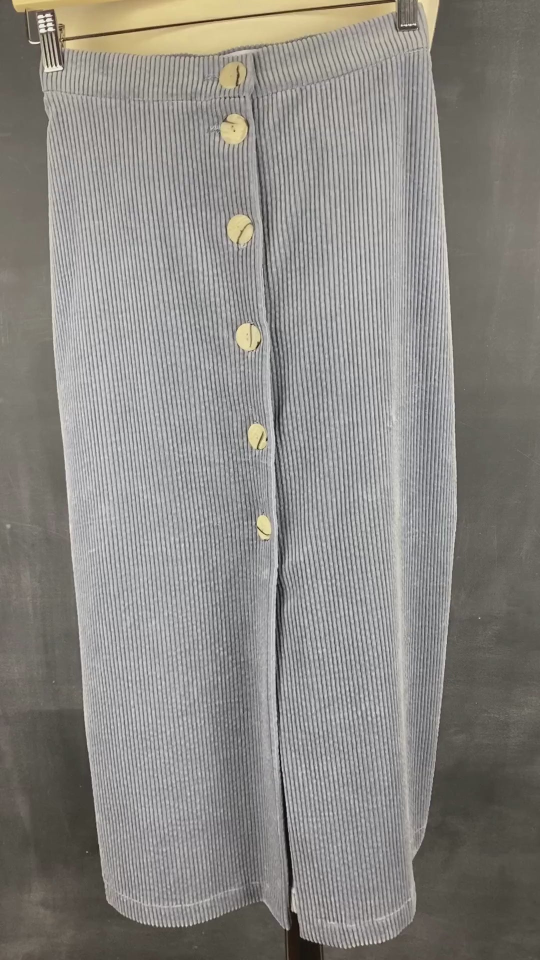 Jupe midi boutonnée gris-bleu en velours côtelé Essentiels &Co, taille small (xs). Vue de la vidéo qui présente les détails de la jupe.