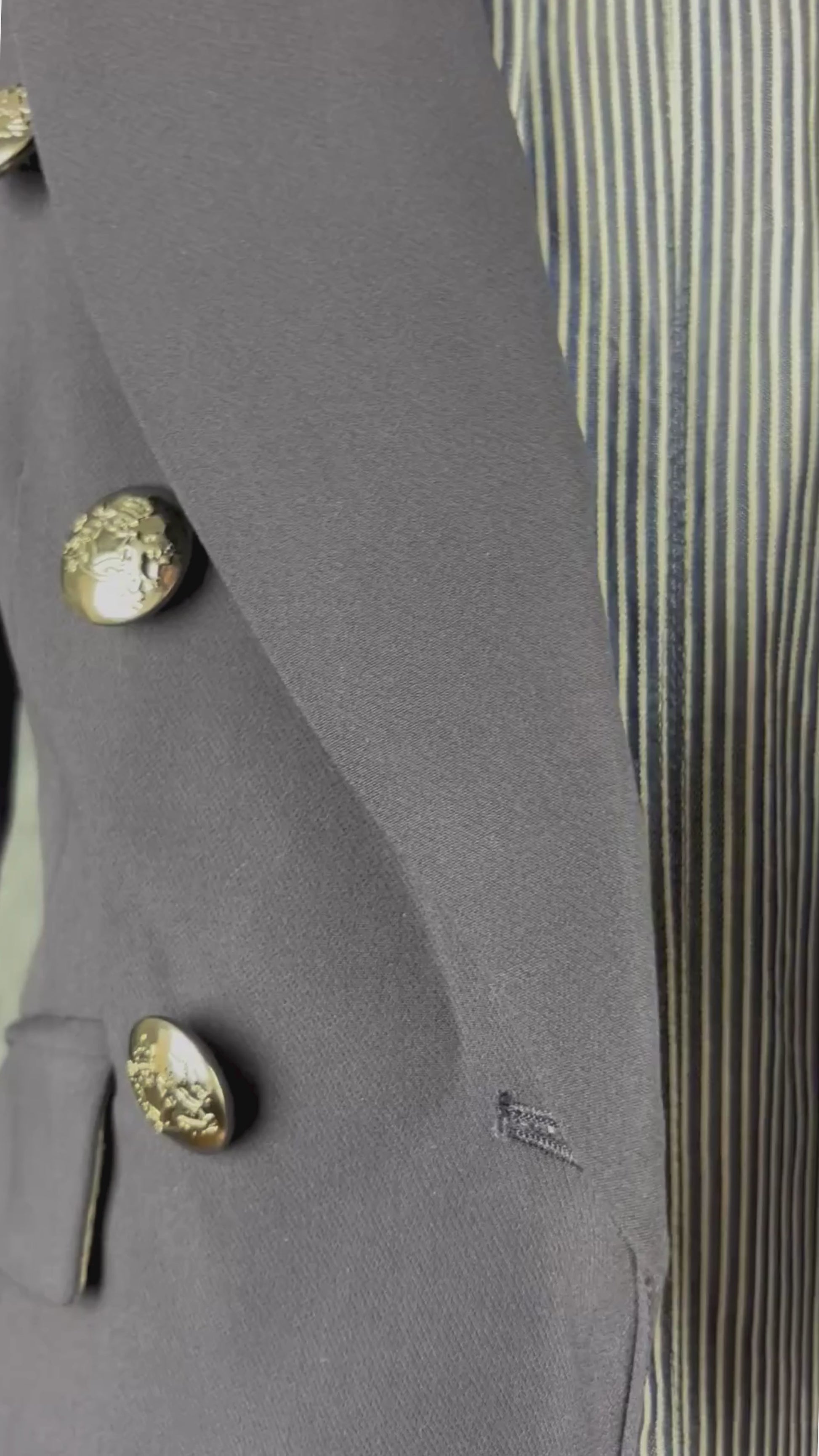 Blazer marine lavable Banana Republic, taille 00 petite. Vue de la vidéo qui présente tous les détails de la veste.