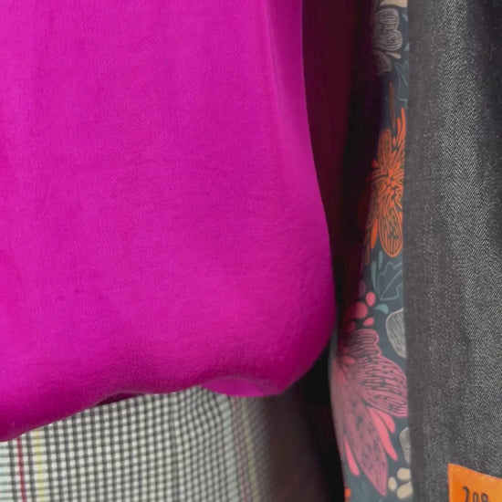 Blouse fluide satinée à col plissé fuchsia Suncoo, taille 1 (m/l). Vue de la vidéo qui présente tous les détails de la blouse.