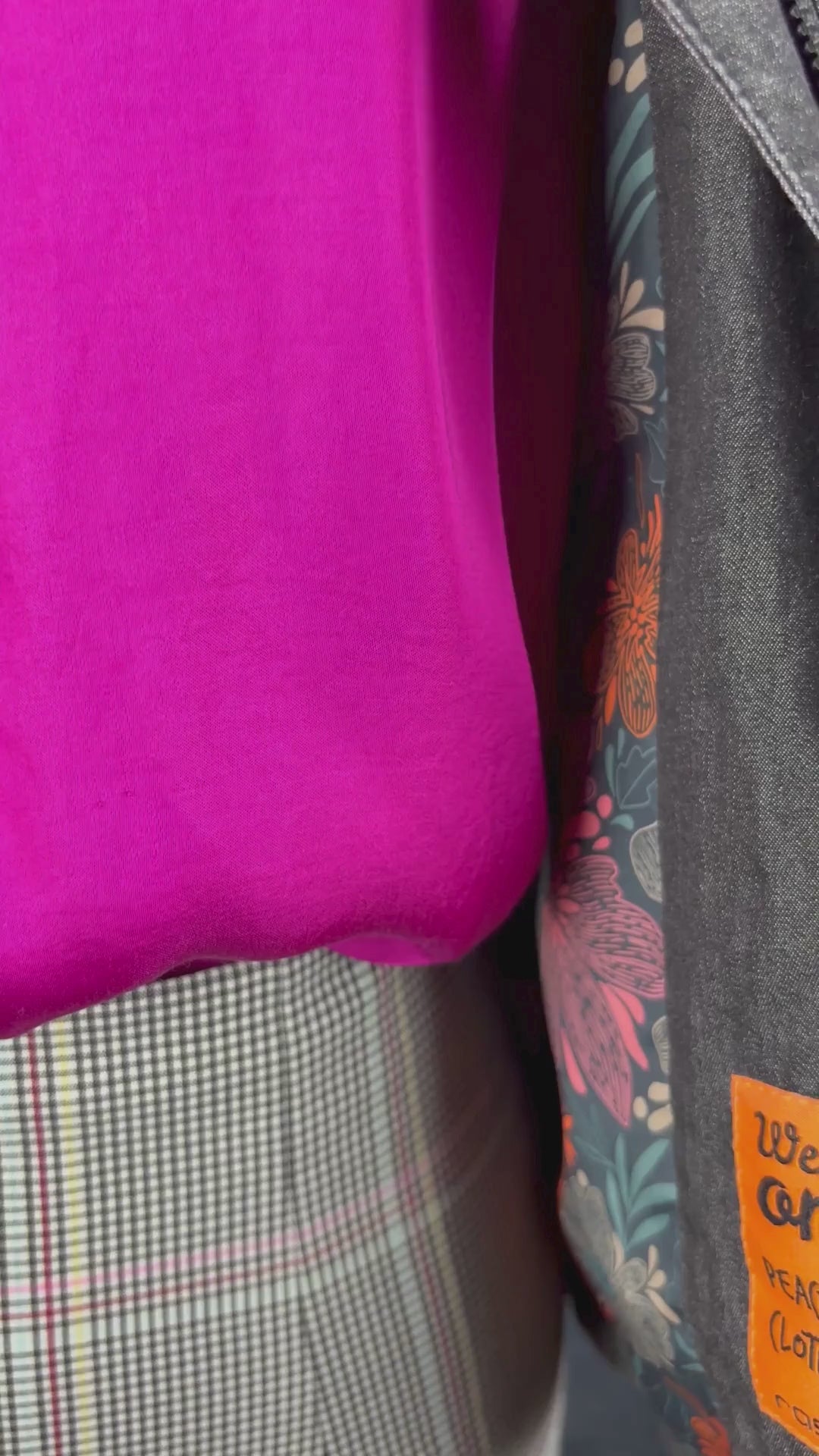 Blouse fluide satinée à col plissé fuchsia Suncoo, taille 1 (m/l). Vue de la vidéo qui présente tous les détails de la blouse.