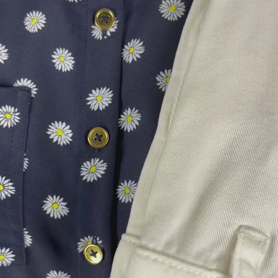Chemisier à motifs de marguerites à boutons dorés Jones New York Signature, taille PP (small/medium pour femmes de moins de 5'4''). Vue de la vidéo qui présente tous les détails du chemisier.