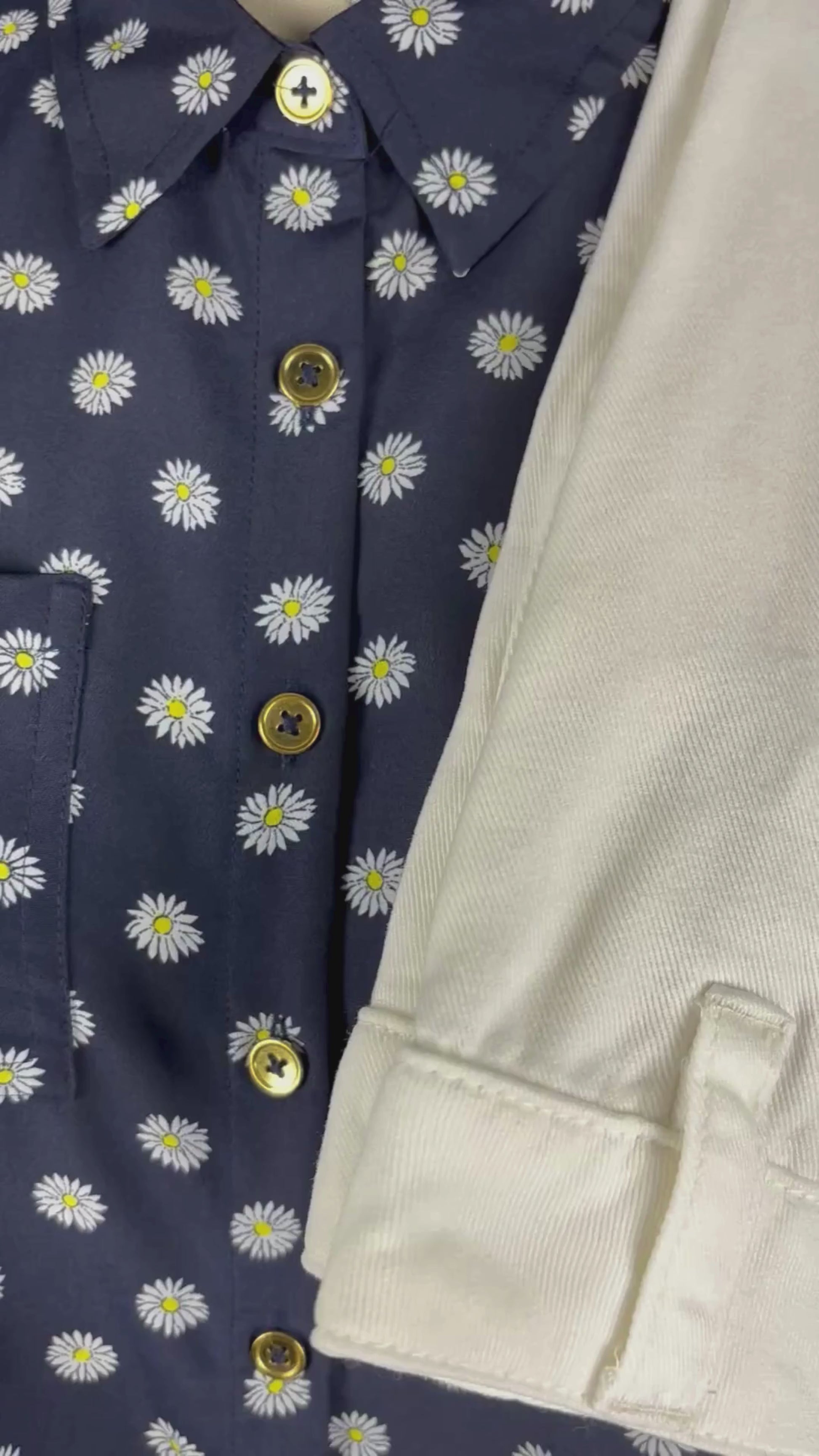 Chemisier à motifs de marguerites à boutons dorés Jones New York Signature, taille PP (small/medium pour femmes de moins de 5'4''). Vue de la vidéo qui présente tous les détails du chemisier.