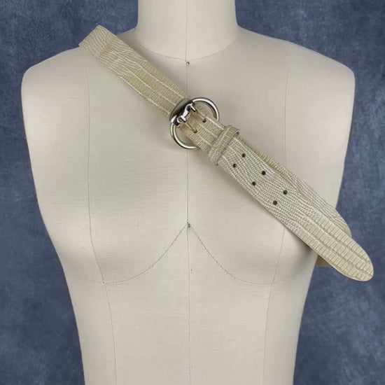 Ceinture en cuir texturé à détails dorés Garuglieri, taille xl. Vue de la vidéo qui présente tous les détails de la ceinture.