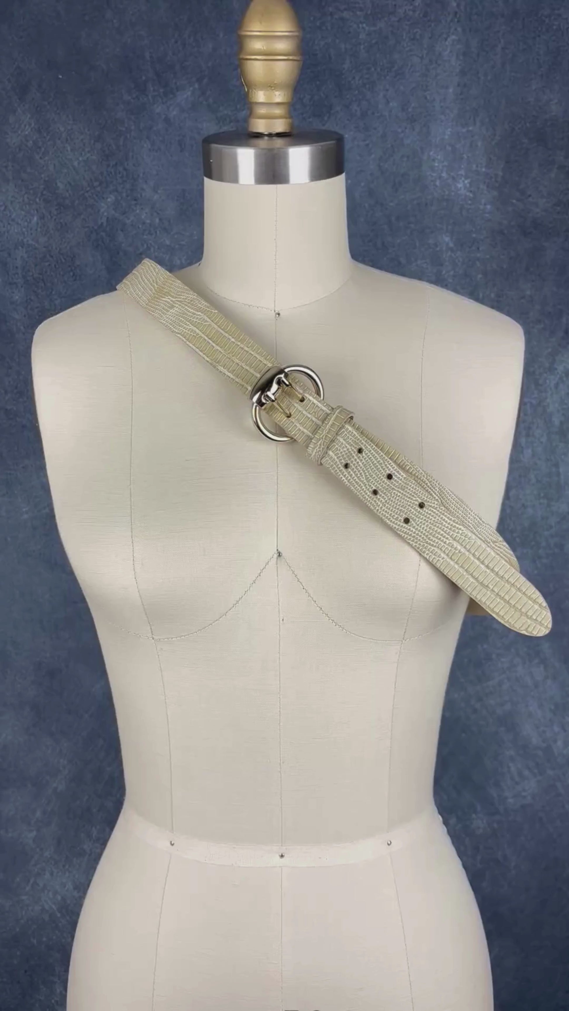 Ceinture en cuir texturé à détails dorés Garuglieri, taille xl. Vue de la vidéo qui présente tous les détails de la ceinture.