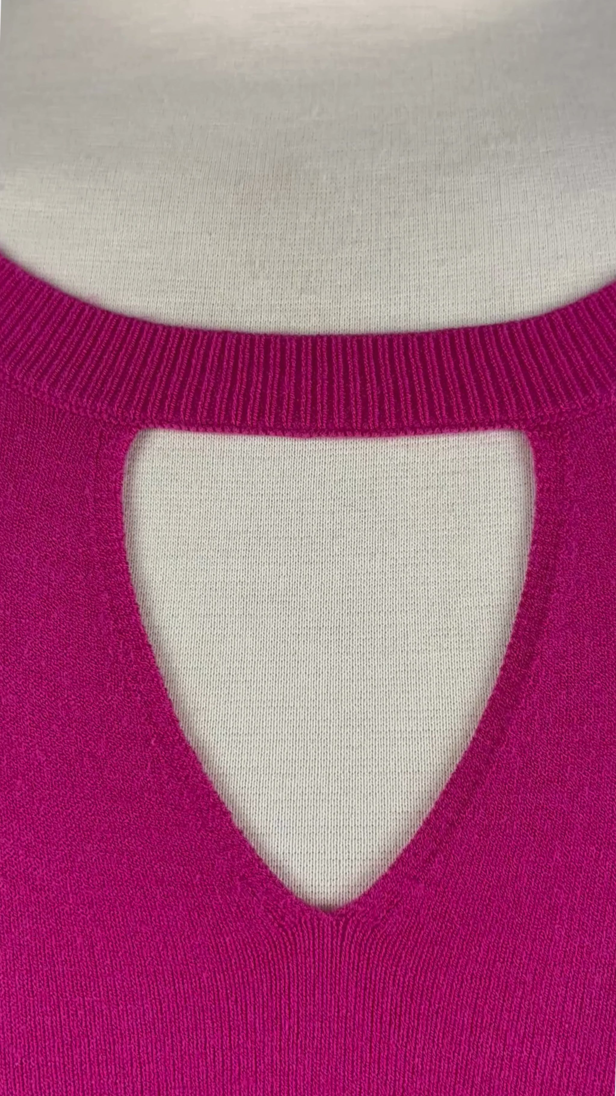 Camisole en fin tricot fuchsia Tristan, taille xl. Vue de la vidéo qui présente tous les détails de la camisole.