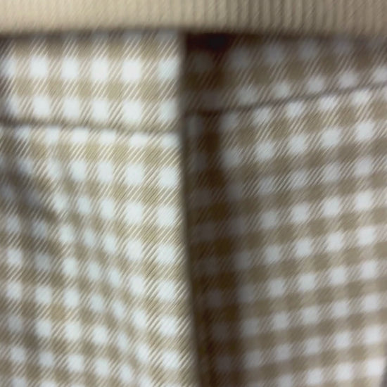 Bermuda à carreaux vichy beige et crème Tristan, taille 4. Vue de la vidéo qui présente tous les détails du bermuda.