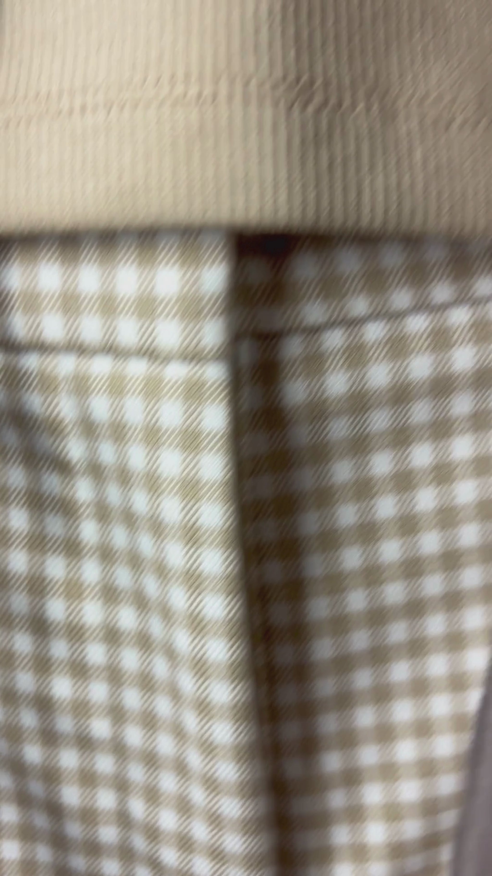 Bermuda à carreaux vichy beige et crème Tristan, taille 4. Vue de la vidéo qui présente tous les détails du bermuda.