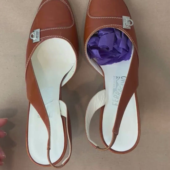 Escarpin à bride arrière brun tan en cuir Salvatore Ferragamo, talle 8 B. Vue de la vidéo qui présente tous les détails des escarpins.