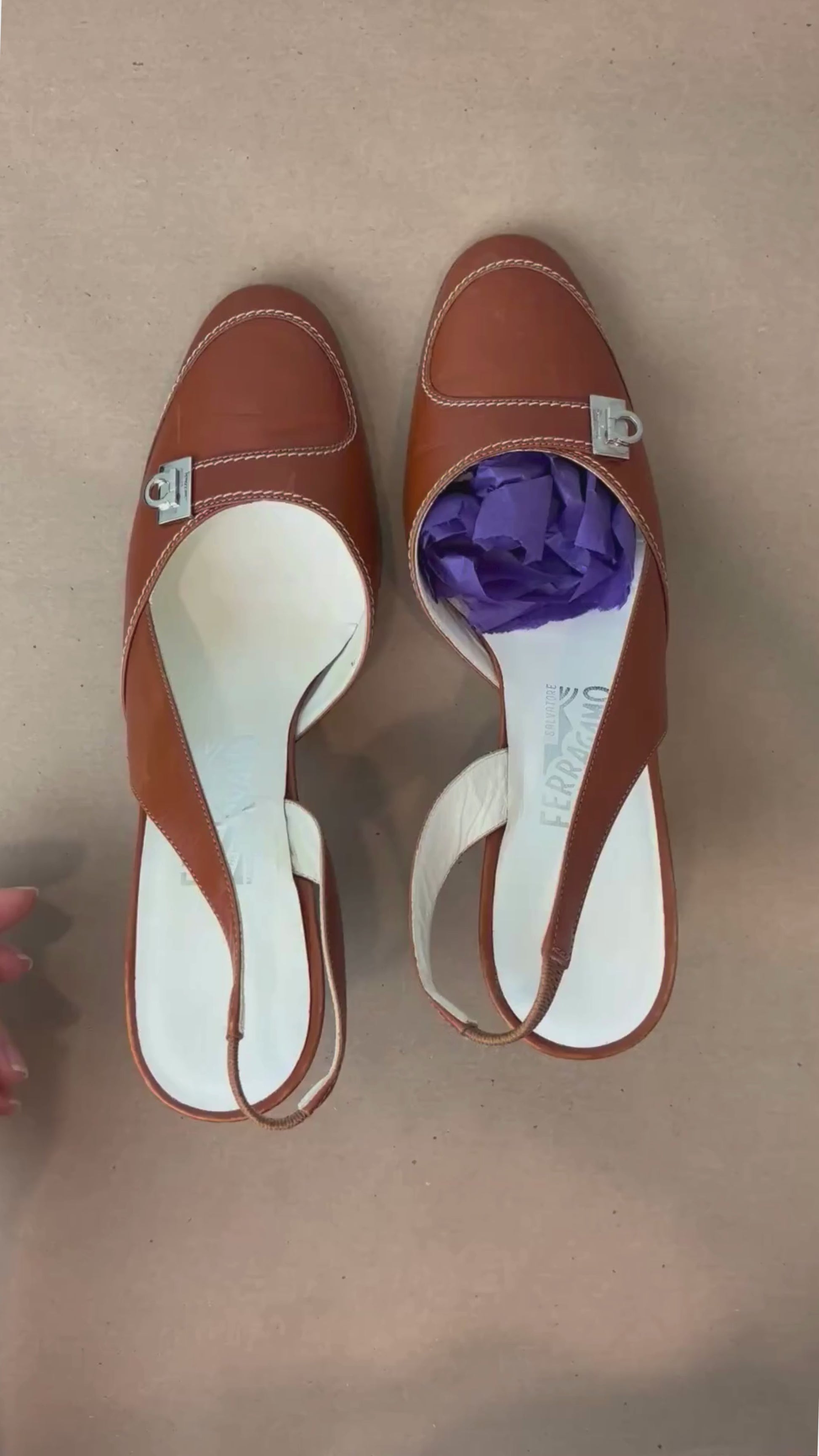 Escarpin à bride arrière brun tan en cuir Salvatore Ferragamo, talle 8 B. Vue de la vidéo qui présente tous les détails des escarpins.