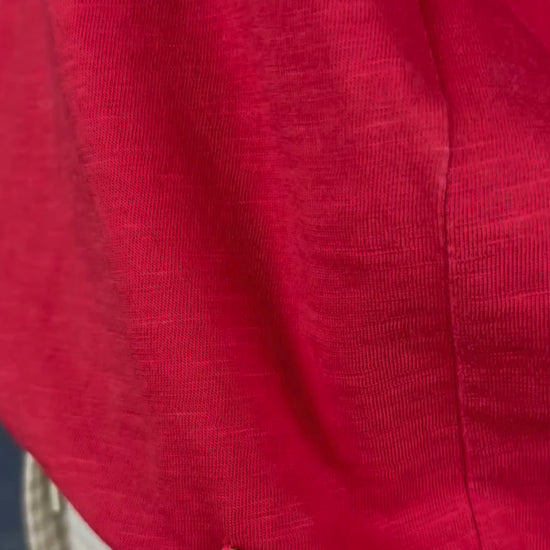 T-shirt rouge en coton fabriqué au Portugal, Des petits hauts, taille 0 (xs/s). Vue de la vidéo qui présente tous les détails du t-shirt.