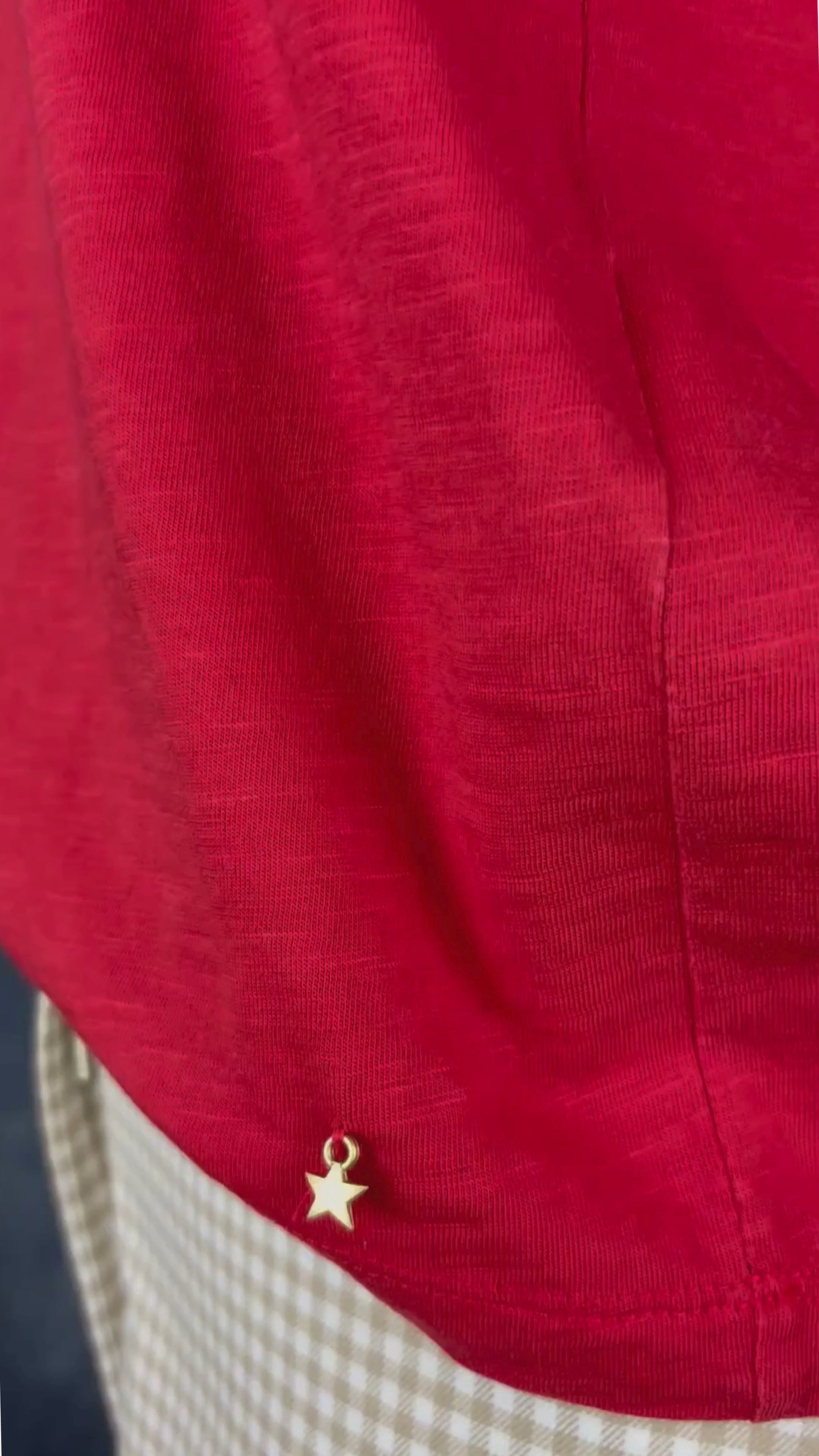 T-shirt rouge en coton fabriqué au Portugal, Des petits hauts, taille 0 (xs/s). Vue de la vidéo qui présente tous les détails du t-shirt.