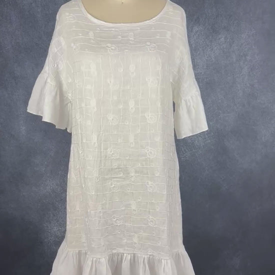 Robe blanche en lin Luisa Perla, taille xs. Vue de la vidéo qui présente tous les détails magnifiques de la robe.