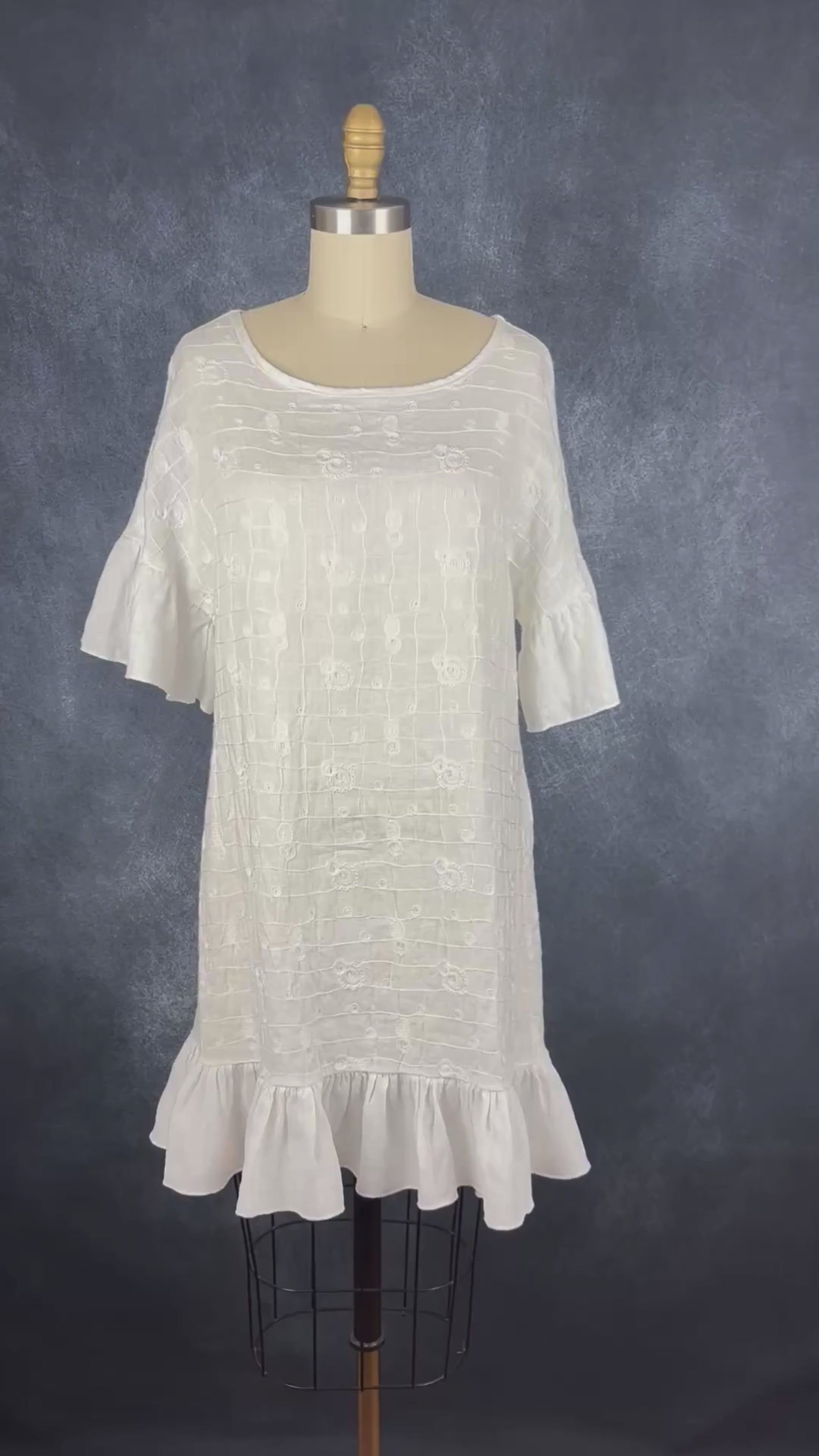 Robe blanche en lin Luisa Perla, taille xs. Vue de la vidéo qui présente tous les détails magnifiques de la robe.