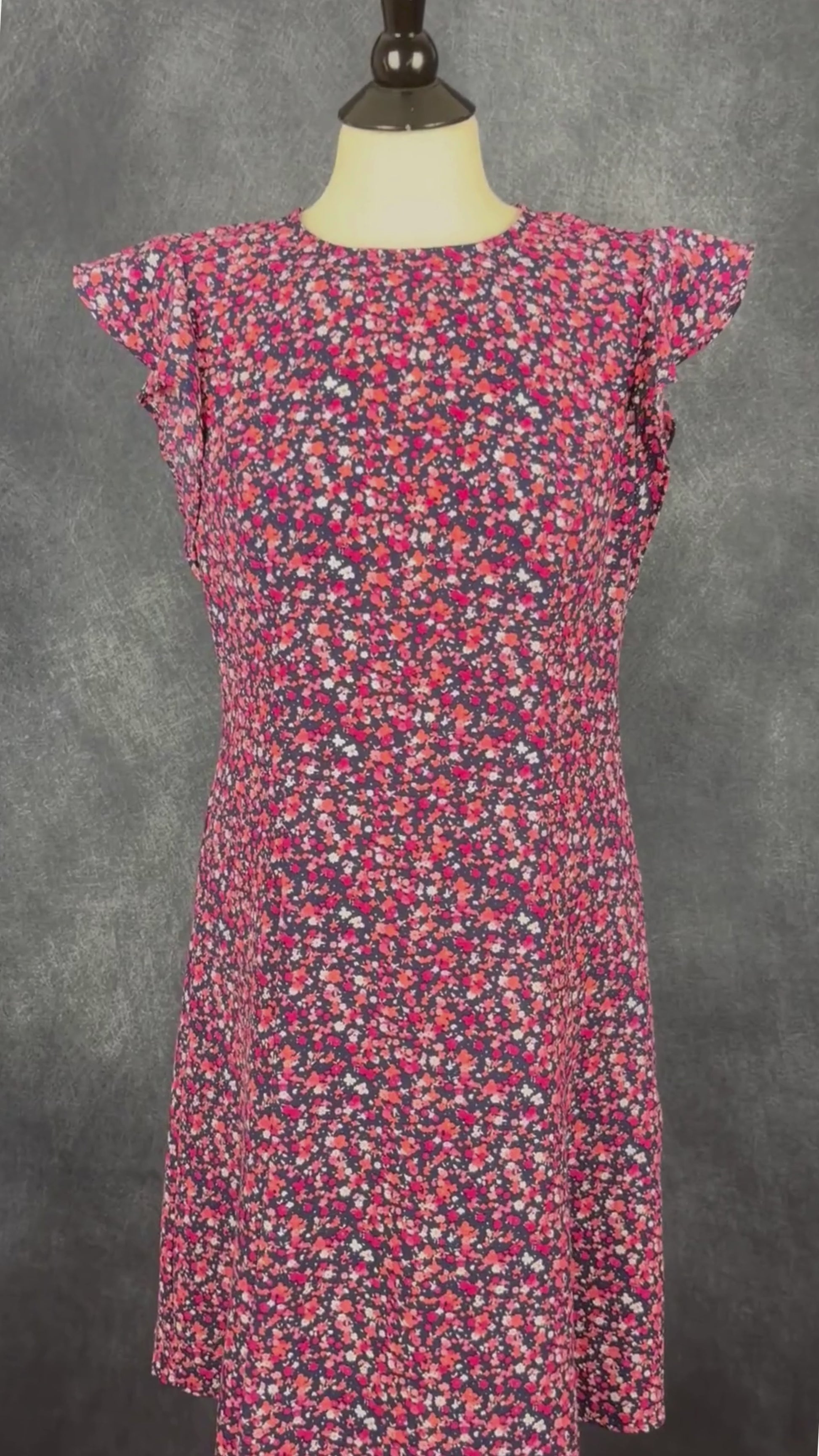 Robe fleurie manches à volants Michael Kors, taille medium. Vue de la vidéo qui présente tous les détails de la robe.