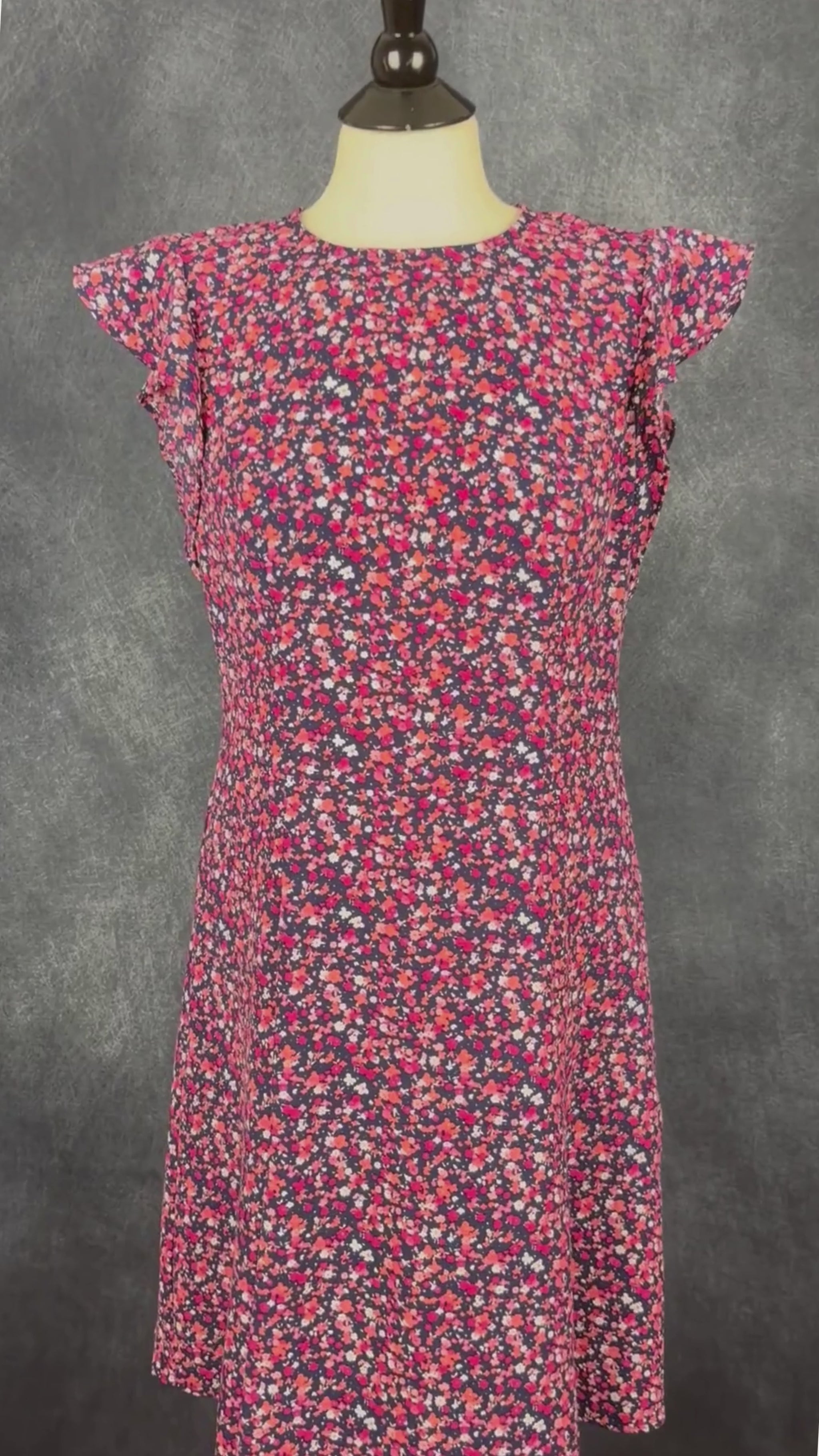 Robe fleurie manches à volants Michael Kors, taille medium. Vue de la vidéo qui présente tous les détails de la robe.