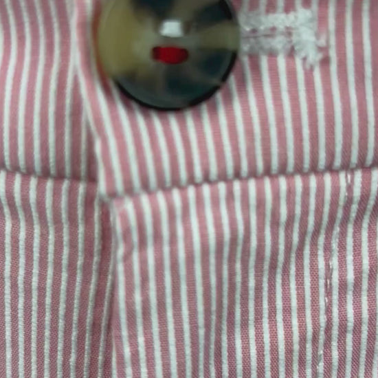 Short rose à rayures blanches Tommy Hilfiger, taille 8. Vue de la vidéo qui présente tous les détails du short.