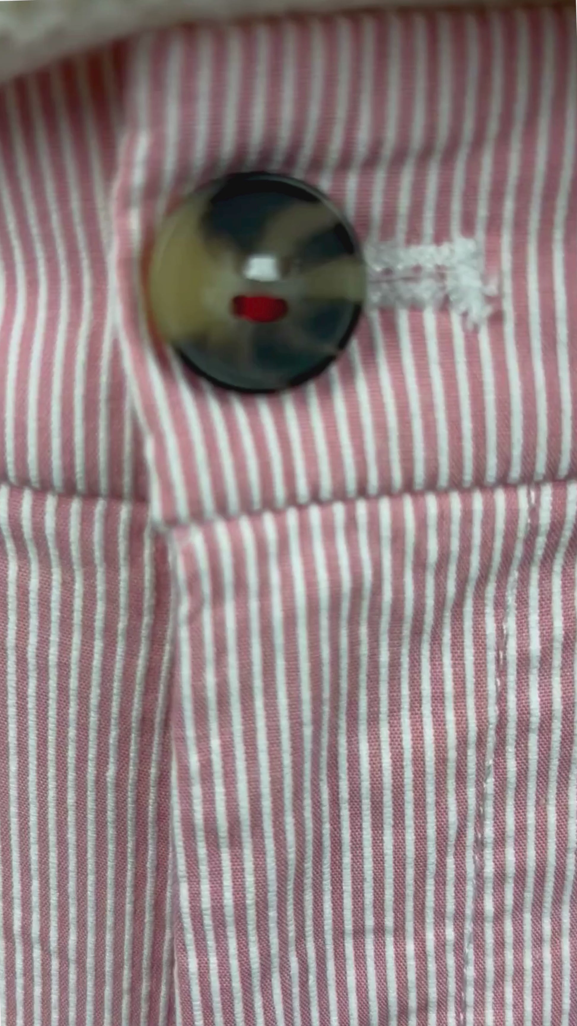 Short rose à rayures blanches Tommy Hilfiger, taille 8. Vue de la vidéo qui présente tous les détails du short.
