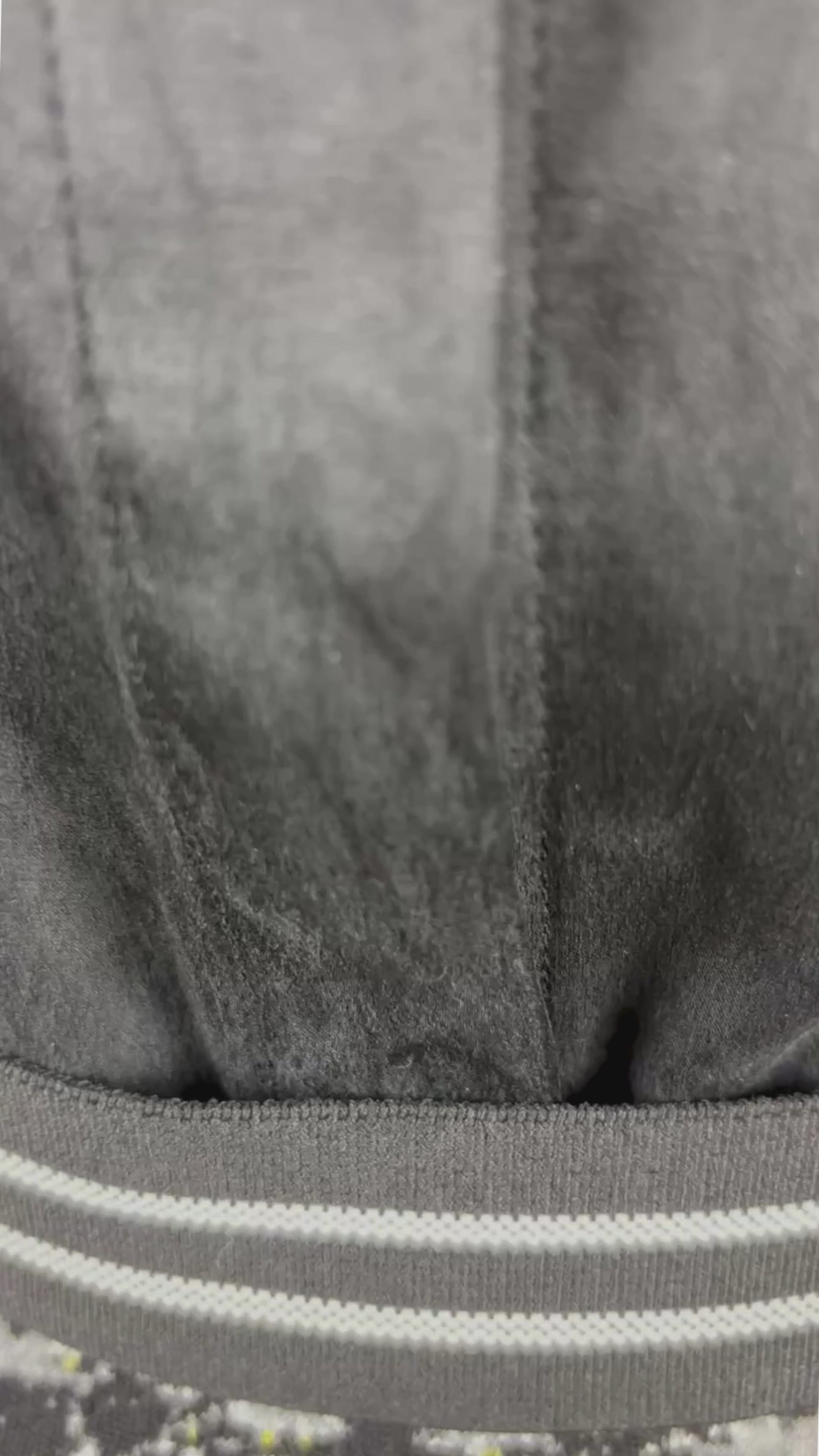 Chemisier noir en soie à manches en dentelle Equipment, taille small. Vue de la vidéo qui présente tous les détails du chemisier.