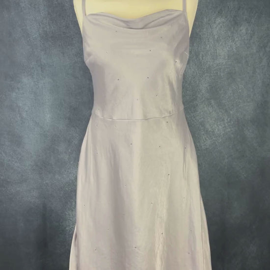 Robe midi satinée grise avec insertion de cristaux InWear, taille 12. Vue de la vidéo qui présente tous les détails de la robe.