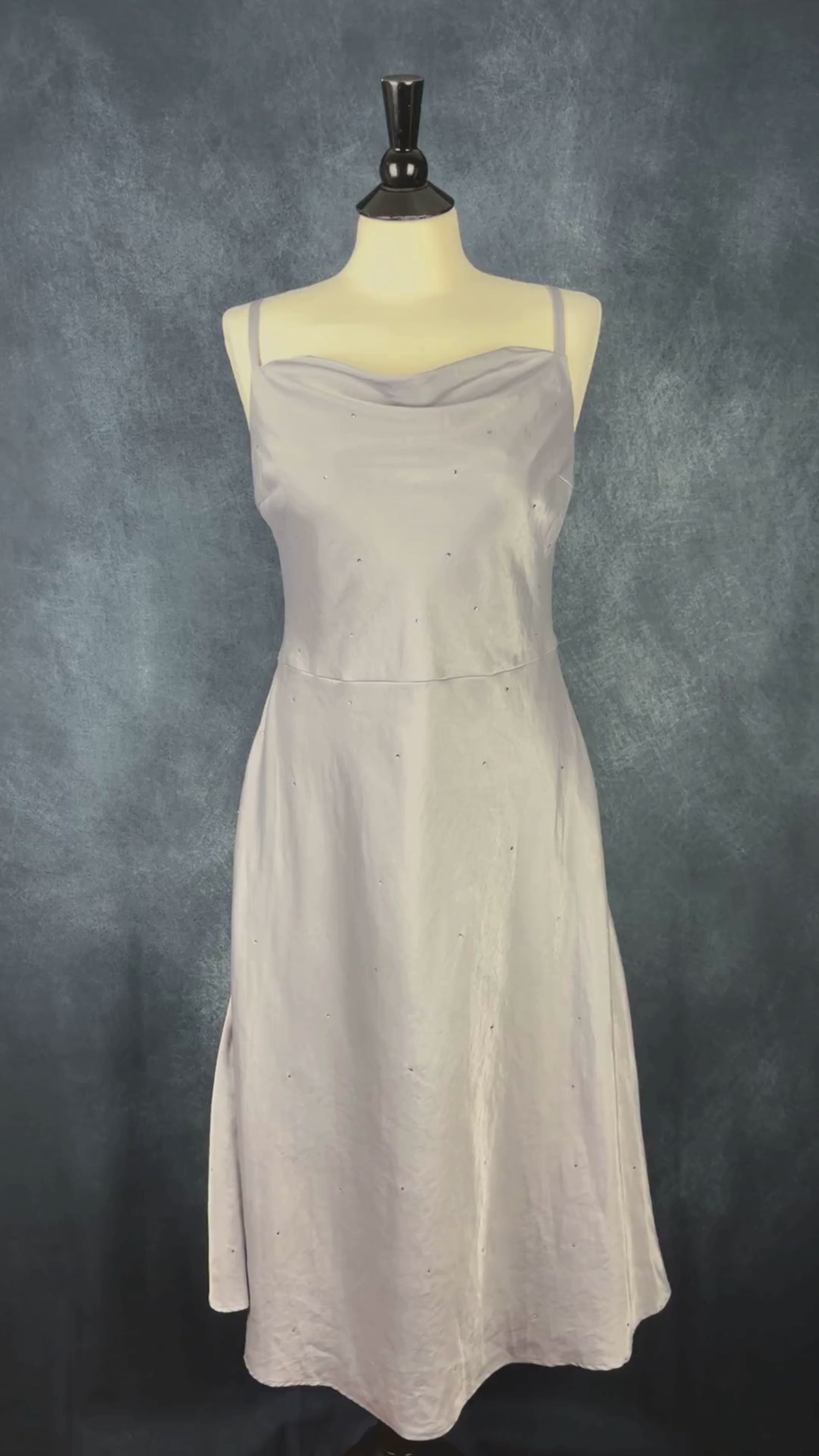 Robe midi satinée grise avec insertion de cristaux InWear, taille 12. Vue de la vidéo qui présente tous les détails de la robe.