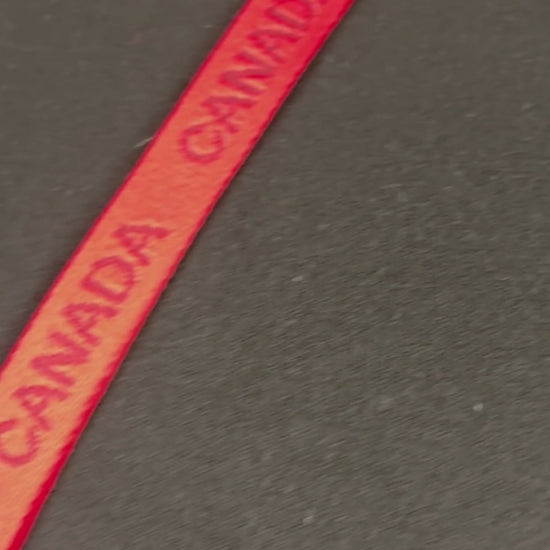 Chandail ample en fin tricot noir Sarah Pacini, taille one size. Vue de la vidéo qui présente tous les détails du chandail.