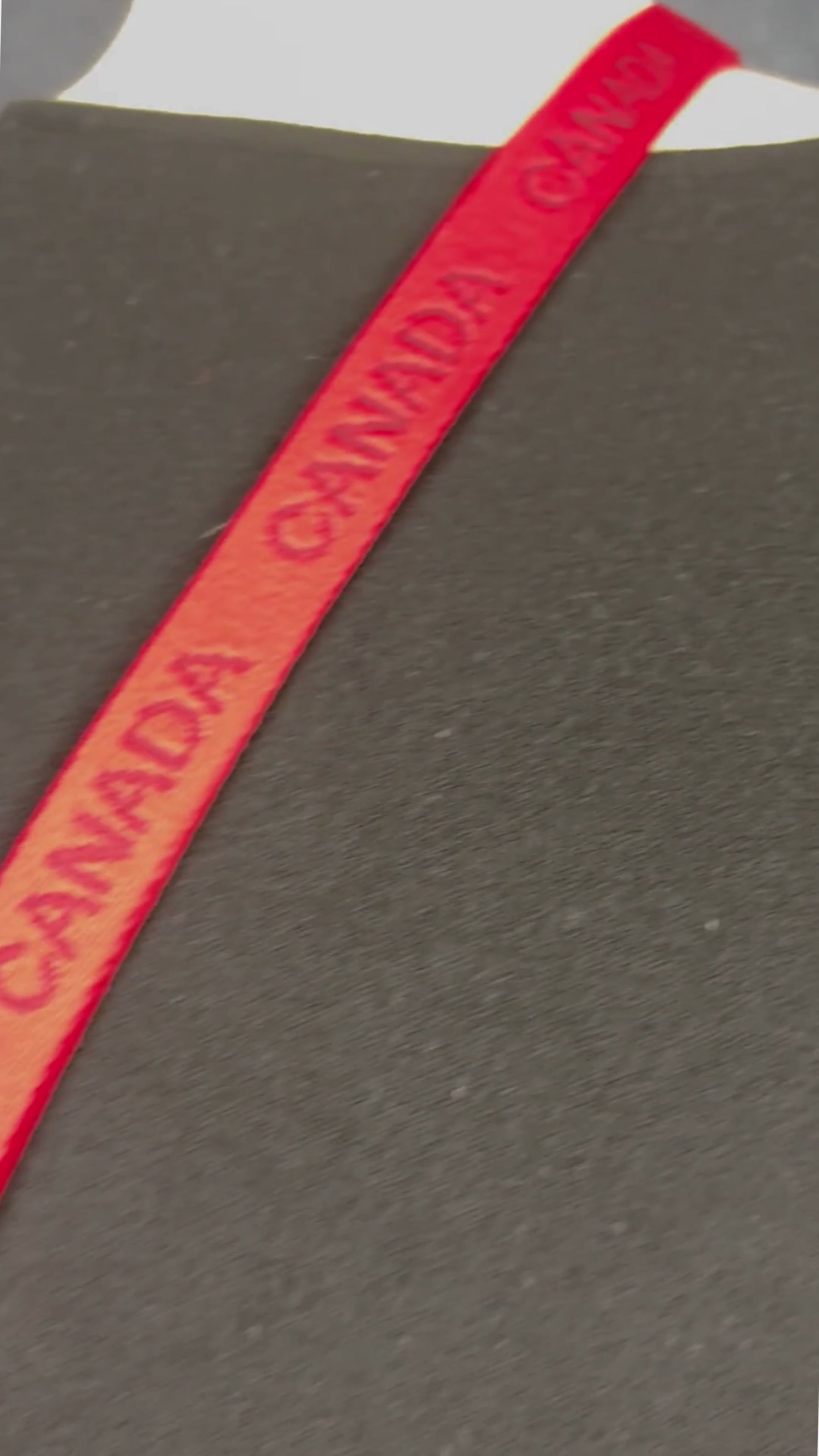 Chandail ample en fin tricot noir Sarah Pacini, taille one size. Vue de la vidéo qui présente tous les détails du chandail.