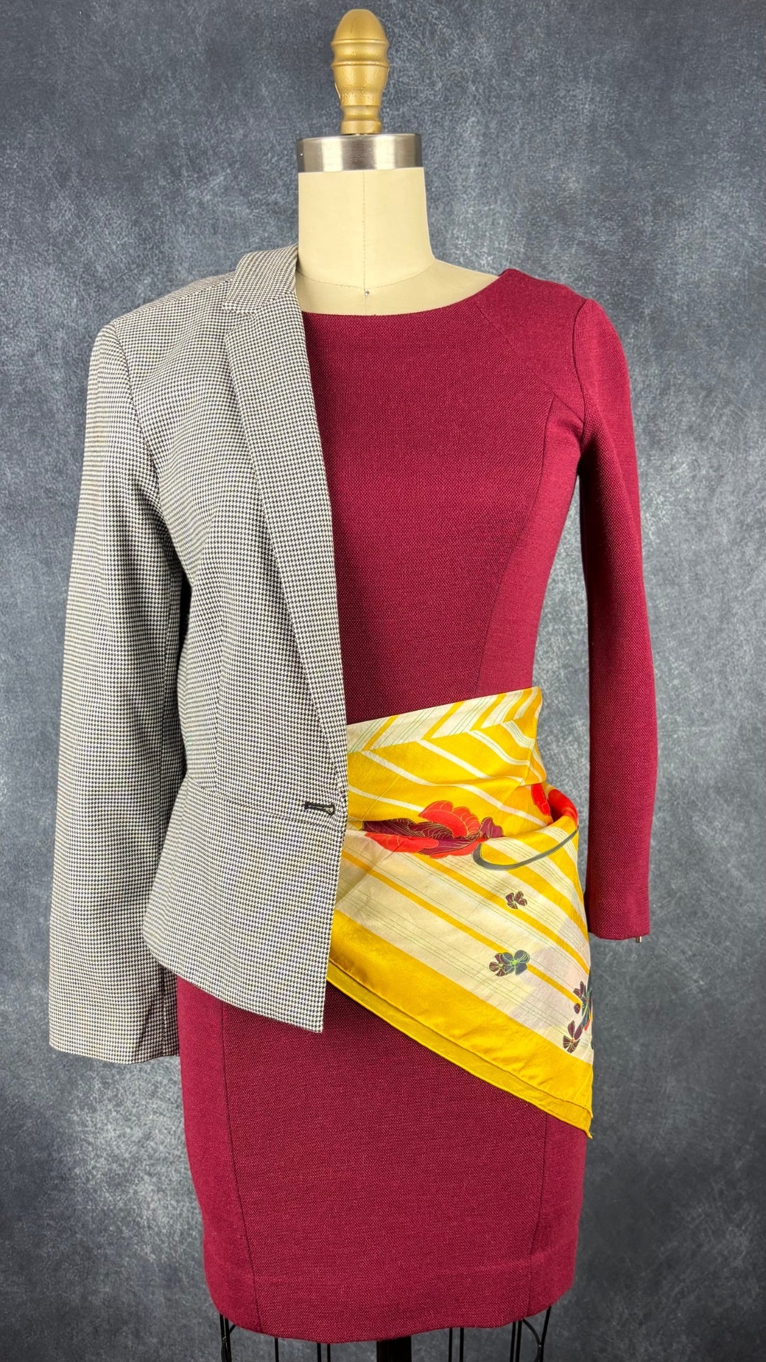 Robe ajustée bordeaux en mélange de laine Sandro, taille 1 (xs). Vue de l'agencement avec le foulard jaune floral en soie et le blazer pied-de-poule.