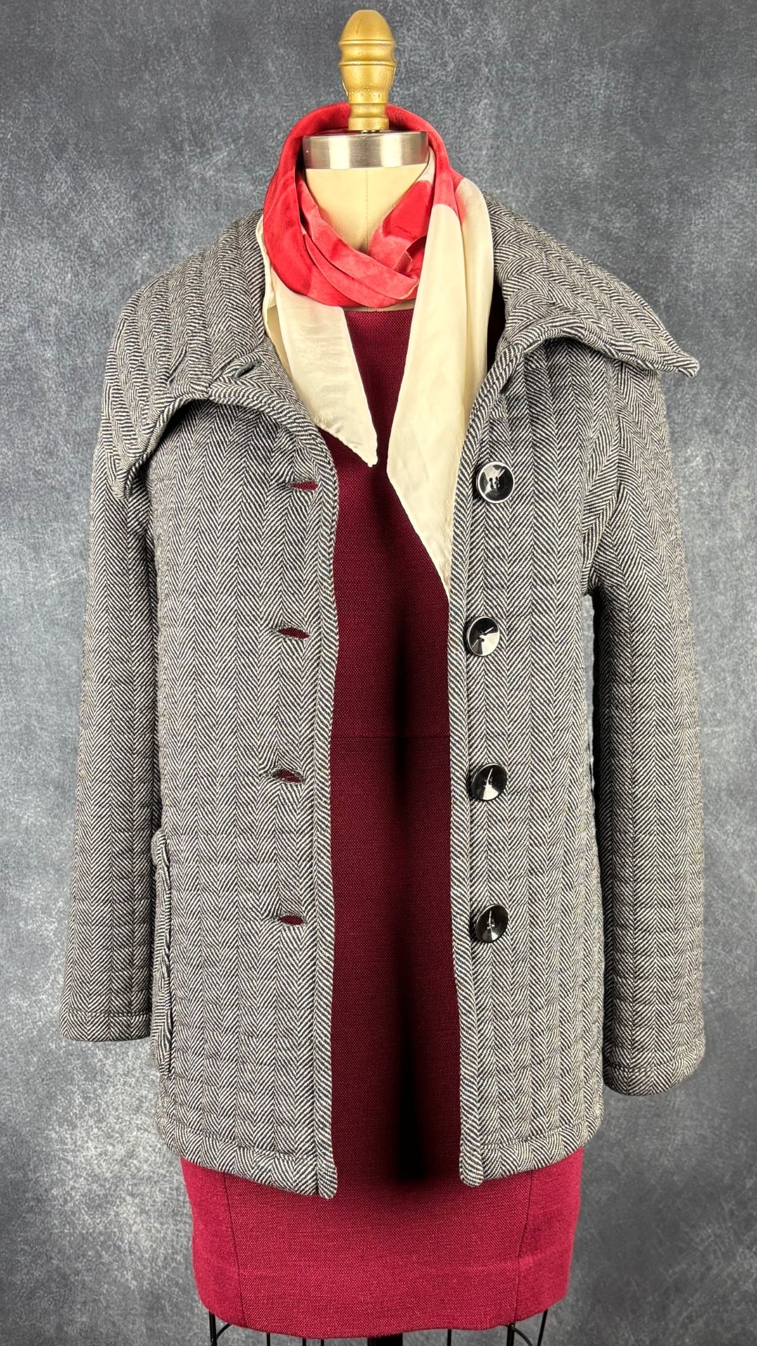 Robe ajustée bordeaux en mélange de laine Sandro, taille 1 (xs). Vue de l'agencement avec le manteau à chevrons Kollontaï et le foulard crème et rouge Mondi.