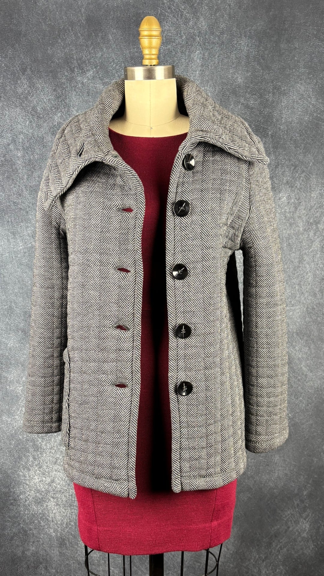 Robe ajustée bordeaux en mélange de laine Sandro, taille 1 (xs). Vue de l'agencement avec le manteau à chevrons Kollontaï.