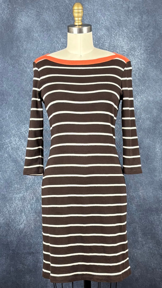 Robe en coton chocolat à rayures crème avec liséré orangé à l'encolure, Lauren Ralph Lauren, taille small. Vue de face.
